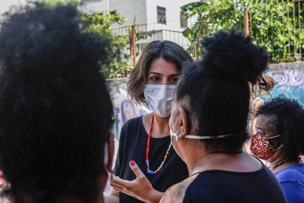 Manuela D'Ávila em passeata durante à campanha de 2020 para a Prefeitura de Porto Alegre; em 2022, a ex-deputada federal desistiu de disputar as eleições devido à ameaças que recebeu Manuela D'Ávila em passeata durante à campanha de 2020 para a Prefeitura de Porto Alegre; em 2022, a ex-deputada federal desistiu de disputar as eleições devido à ameaças que recebeu