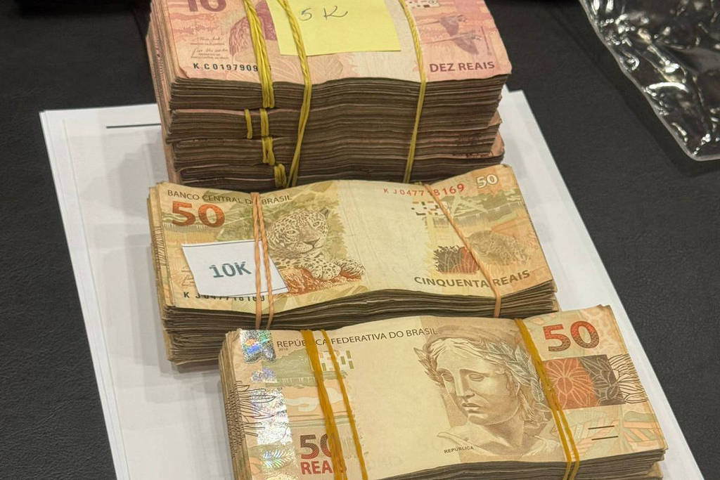 Pilhas de dinheiro apreendidas na operação Carbono Oculto Pilhas de dinheiro apreendidas na operação Carbono Oculto