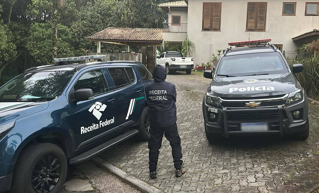 Policiais e agentes da Receita Federal cumprem mandados de busca e apreensão na operação Carbono Oculto Policiais e agentes da Receita Federal cumprem mandados de busca e apreensão na operação Carbono Oculto