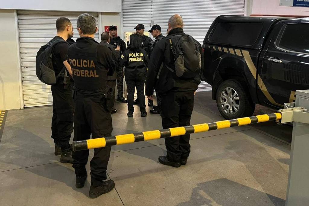 Agentes da PF em operação de combate ao crime organizado no setor de combustíveis Agentes da PF em operação de combate ao crime organizado no setor de combustíveis