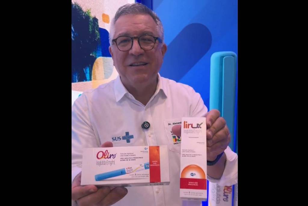 O ministro da Saúde, Alexandre Padilha (PT), apresenta canetas emagrecedoras da EMS durante evento da empresa e da Esfera Brasil, em Brasília