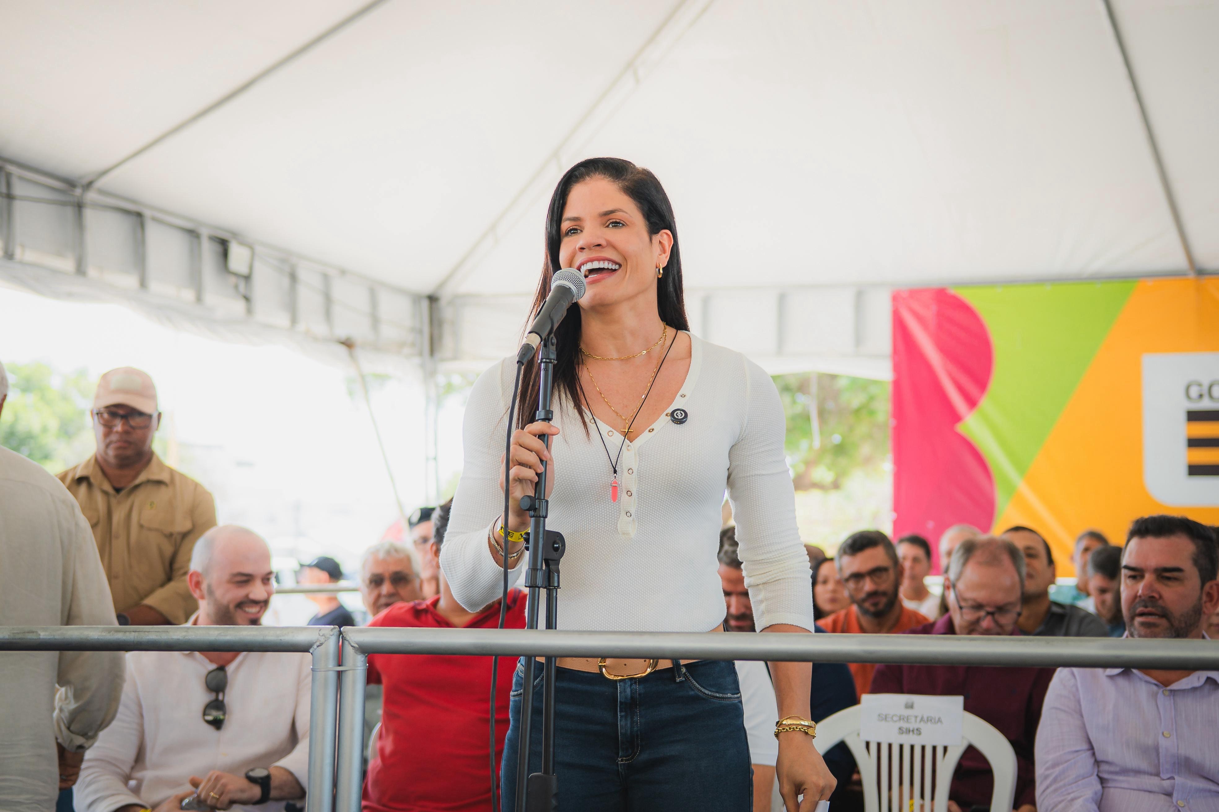 Secretária Larissa Moraes Secretária Larissa Moraes