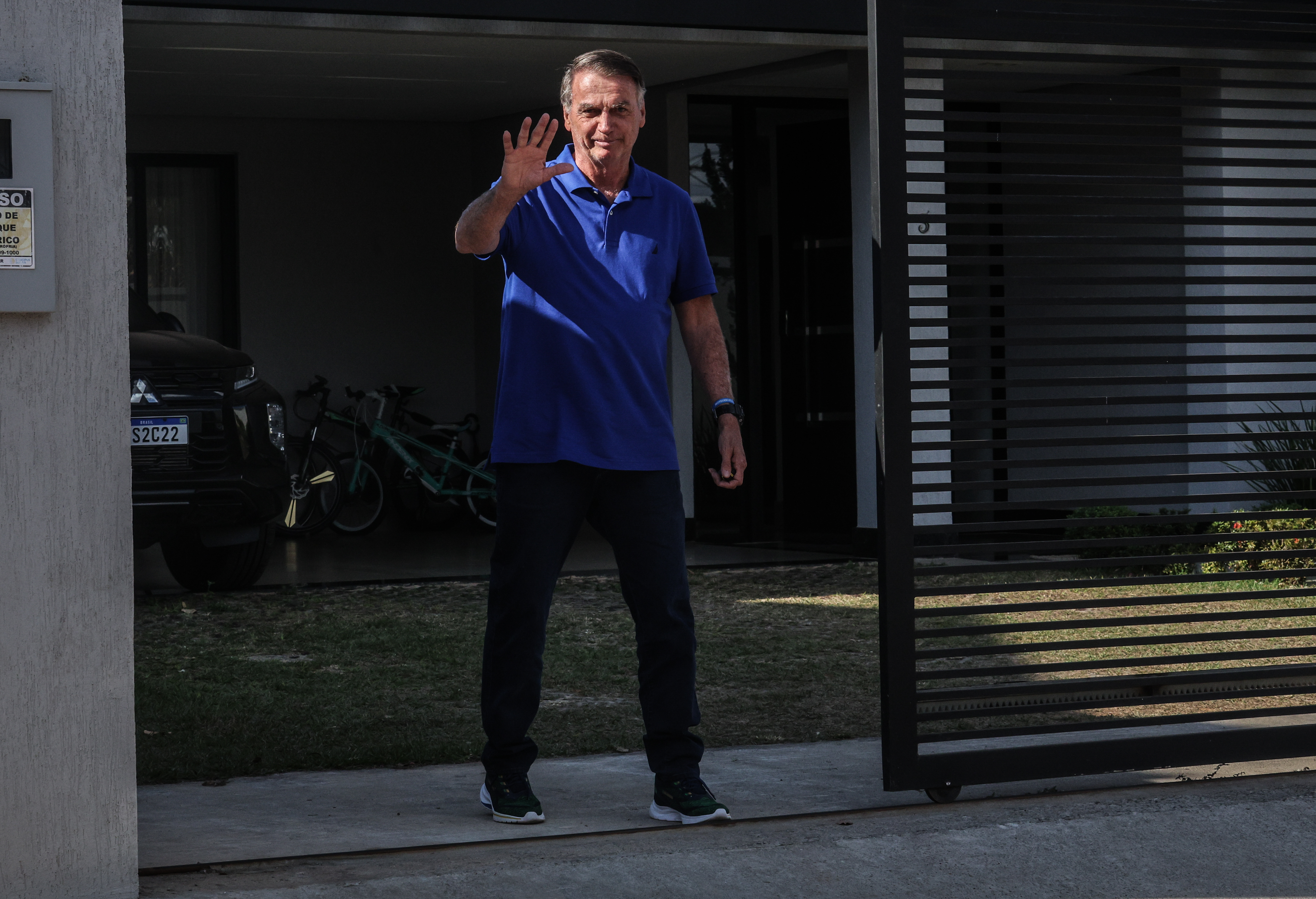 O ex-presidente Jair Bolsonaro (PL) em sua casa no primeiro dia de monitoramento policial em tempo integral