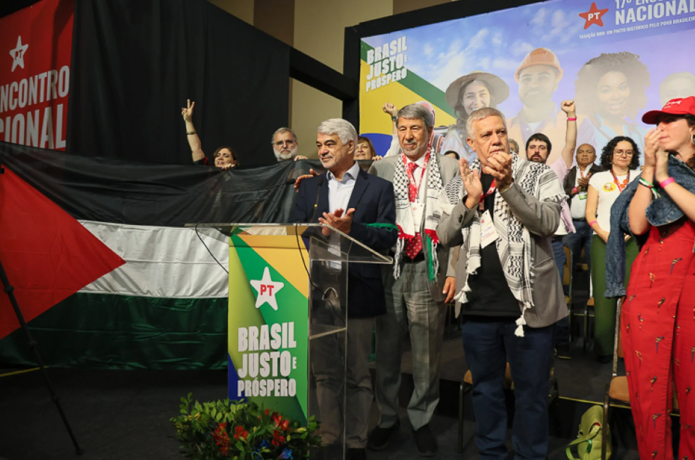 Senador Humberto Costa ao lado do embaixador da Palestina no Brasil, Ibrahim Alzeben, na abertura do Encontro Nacional do PT Senador Humberto Costa ao lado do embaixador da Palestina no Brasil, Ibrahim Alzeben, na abertura do Encontro Nacional do PT