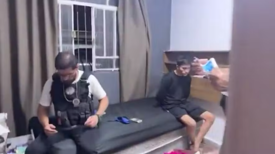 Suspeitos de assaltar casa de ex-mulher de Jair Bolsonaro são presos Suspeitos de assaltar casa de ex-mulher de Jair Bolsonaro são presos