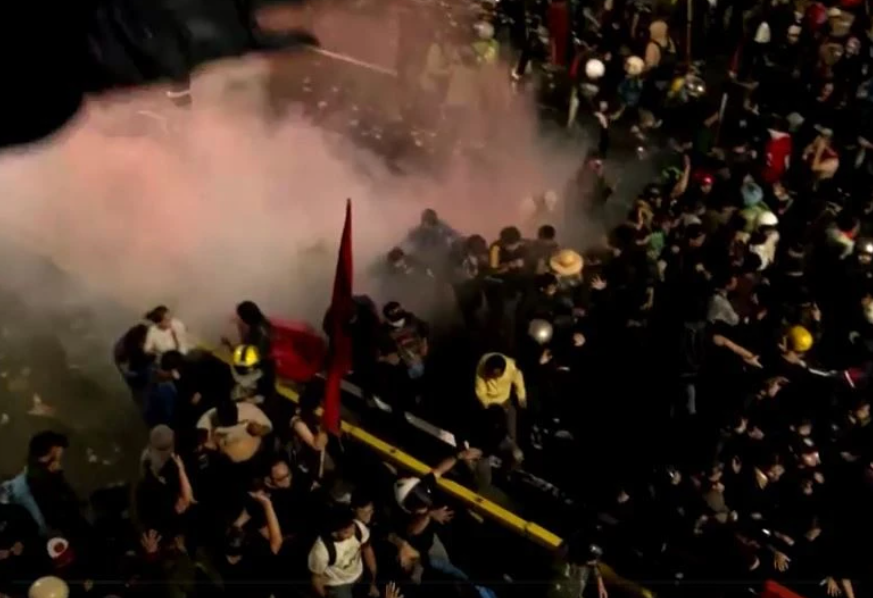 Protestos são em razão da morte de um mototaxista atropelado pela polícia