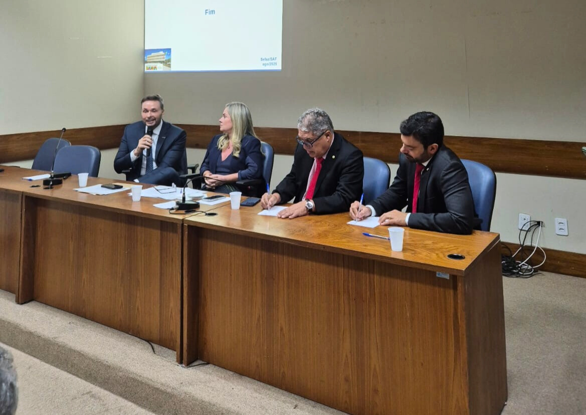 O secretário da Fazenda do Estado, Manoel Vitório, apresentou o projeto durante o encontro