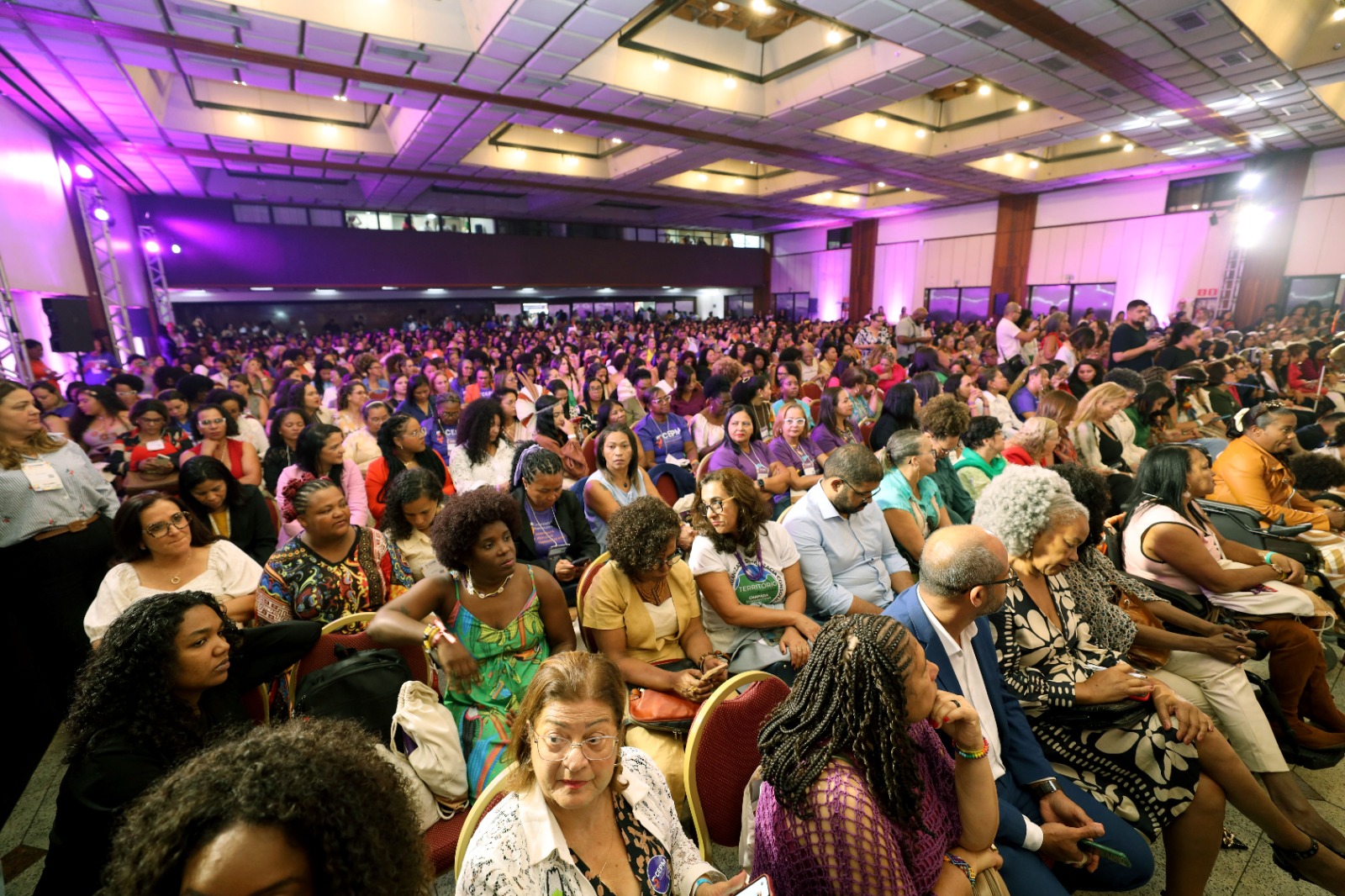 A abertura contou com a presença do governador Jerônimo Rodrigues, que anunciou a adesão da Bahia ao Pacto Nacional de Prevenção aos Feminicídios A abertura contou com a presença do governador Jerônimo Rodrigues, que anunciou a adesão da Bahia ao Pacto Nacional de Prevenção aos Feminicídios