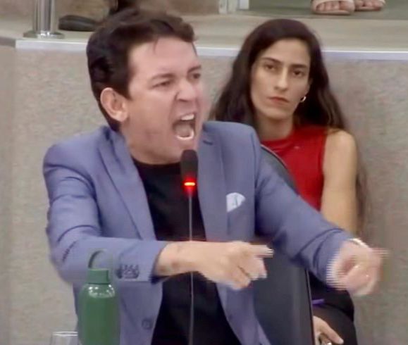 Atitude do vereador é vista pela população como agressão grave contra as mulheres que estavam sendo atendidas no local Atitude do vereador é vista pela população como agressão grave contra as mulheres que estavam sendo atendidas no local