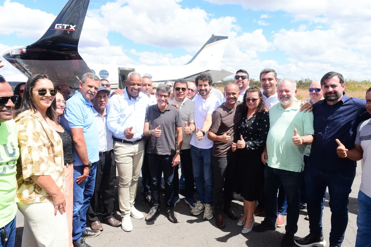 Ele foi recepcionado por uma comitiva que conta com os prefeitos de Correntina, Mariano, e de Barreiras, Otoniel Teixeira, ambos do União Brasil Ele foi recepcionado por uma comitiva que conta com os prefeitos de Correntina, Mariano, e de Barreiras, Otoniel Teixeira, ambos do União Brasil