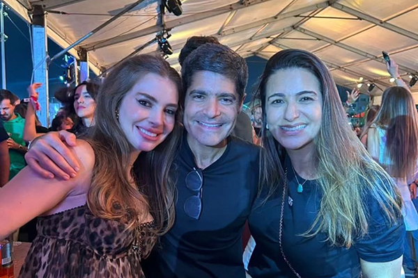 ACM Neto posa com a esposa ao lado da deputada federal Roberta Roma (PL) ACM Neto posa com a esposa ao lado da deputada federal Roberta Roma (PL)