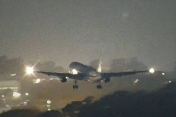 Aeronave da Força Aérea dos Estados Unidos pousando no Aeroporto de Guarulhos Aeronave da Força Aérea dos Estados Unidos pousando no Aeroporto de Guarulhos