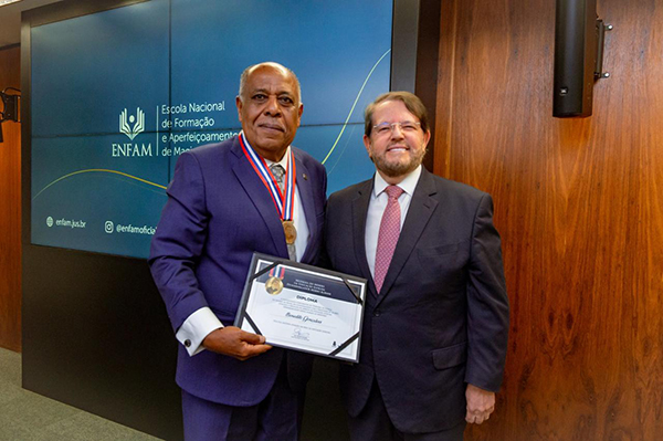 Desembargador Jatahy Júnior homenageou o ministro do STJ, Benedito Gonçalves, com a Medalha do Mérito em Educação Judicial da Unicorp-TJBA Desembargador Jatahy Júnior homenageou o ministro do STJ, Benedito Gonçalves, com a Medalha do Mérito em Educação Judicial da Unicorp-TJBA