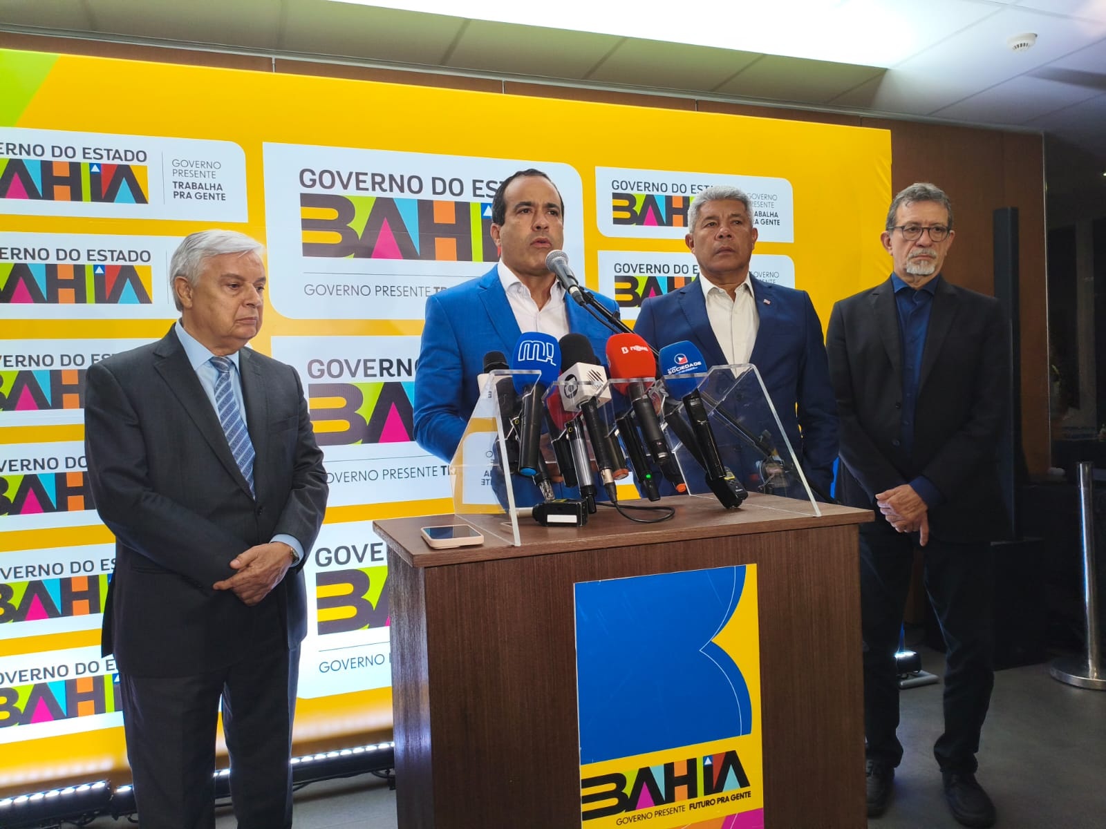 O prefeito Bruno Reis (União Brasil) em encontro com o governador Jerônimo Rodrigues (PT), no Centro Administrativo da Bahia (CAB)