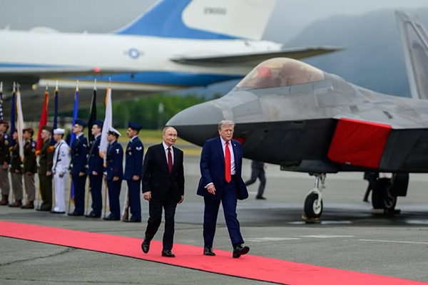 O presidente dos Estados Unidos, Donald Trump, recebeu o colega russo na pista da base aérea de Anchorage, no Alasca