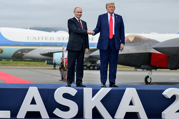 Putin e Trump se cumprimentam na cúpula do Alasca Putin e Trump se cumprimentam na cúpula do Alasca