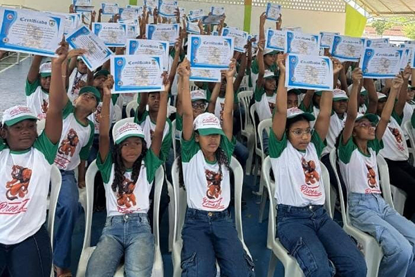 Estudantes do 5º ano do ensino fundamental participaram do Programa Educacional de Resistência às Drogas e à Violência (Proerd) Estudantes do 5º ano do ensino fundamental participaram do Programa Educacional de Resistência às Drogas e à Violência (Proerd)