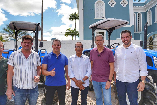 O deputado federal Félix Mendonça Júnior (PDT) entregou tratores em Santo Antônio de Jesus O deputado federal Félix Mendonça Júnior (PDT) entregou tratores em Santo Antônio de Jesus