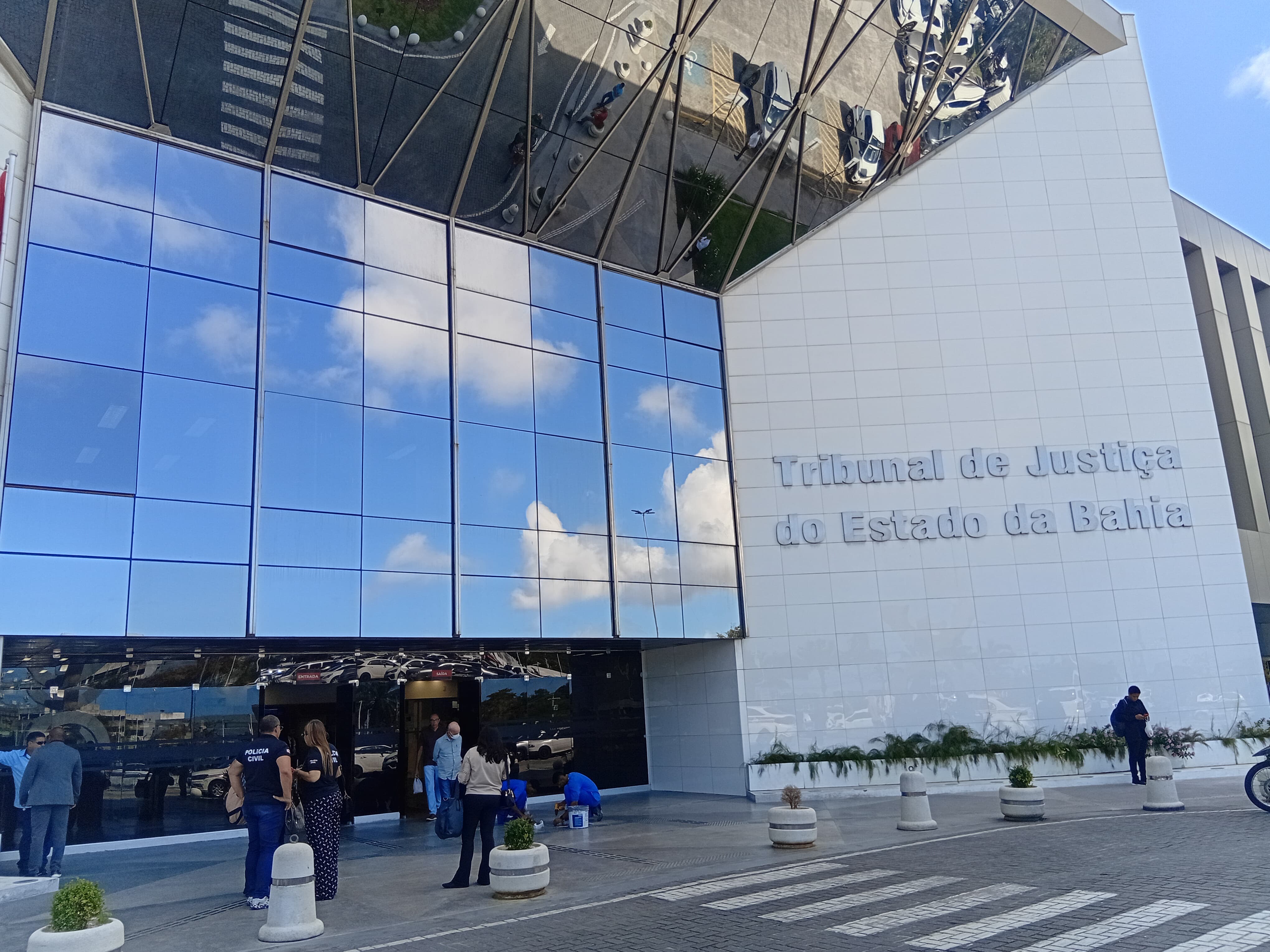 A sessão terminou em empate: 11 votos favoráveis às entidades sindicais e 11 seguindo o voto do relator, desembargador Pedro Guerra A sessão terminou em empate: 11 votos favoráveis às entidades sindicais e 11 seguindo o voto do relator, desembargador Pedro Guerra