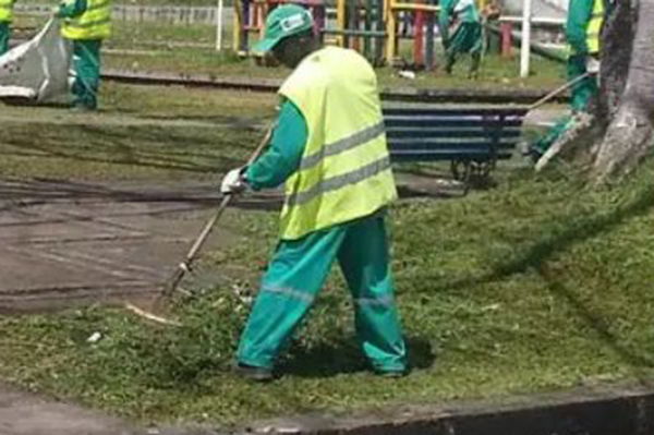 Trabalhadores da limpeza urbana de Camaçari, cidade na Região Metropolitana de Salvador Trabalhadores da limpeza urbana de Camaçari, cidade na Região Metropolitana de Salvador