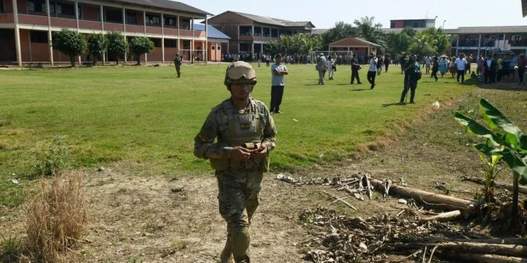 O ataque não causou feridos, mas gerou alerta máximo das autoridades de segurança. As informações são da imprensa local O ataque não causou feridos, mas gerou alerta máximo das autoridades de segurança. As informações são da imprensa local
