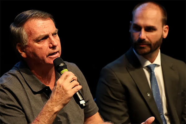 O ex-presidente Jair Bolsonaro (PL) e o filho Eduardo Bolsonaro O ex-presidente Jair Bolsonaro (PL) e o filho Eduardo Bolsonaro