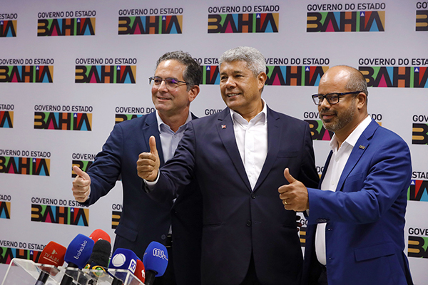 O governador Jerônimo Rodrigues (PT) como os novos secretários Rodrigo Pimentel (Administração) e Marcius Gomes (Ciência, Tecnologia e Inovação) O governador Jerônimo Rodrigues (PT) como os novos secretários Rodrigo Pimentel (Administração) e Marcius Gomes (Ciência, Tecnologia e Inovação)