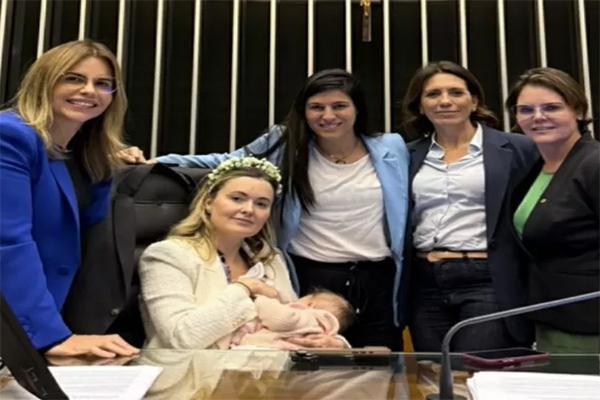 Júlia Zanatta (PL-SC) afirma que tentativa de suspender seu mandato por levar a criança de quatro meses ao plenário é 'um absurdo' Júlia Zanatta (PL-SC) afirma que tentativa de suspender seu mandato por levar a criança de quatro meses ao plenário é 'um absurdo'