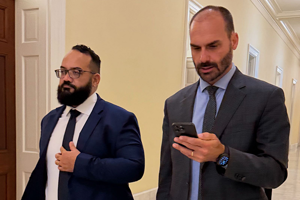 O deputado estadual Leandro de Jesus (PL) com o deputado federal Eduardo Bolsonaro (PL-SP) O deputado estadual Leandro de Jesus (PL) com o deputado federal Eduardo Bolsonaro (PL-SP)