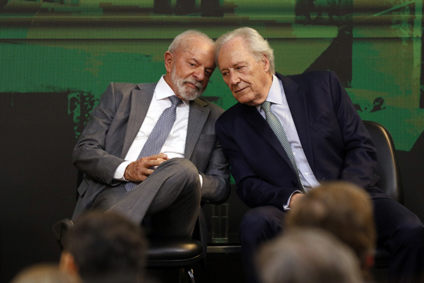 O presidente Lula (PT) conversa com o ministro da Justiça, Ricardo Lewandowski O presidente Lula (PT) conversa com o ministro da Justiça, Ricardo Lewandowski