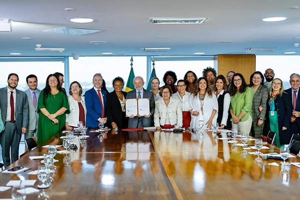 Presidente Luiz Inácio Lula da Silva sancionou nesta quarta-feira (6) dois projetos de lei que buscam valorizar festas e músicas brasileiras Presidente Luiz Inácio Lula da Silva sancionou nesta quarta-feira (6) dois projetos de lei que buscam valorizar festas e músicas brasileiras