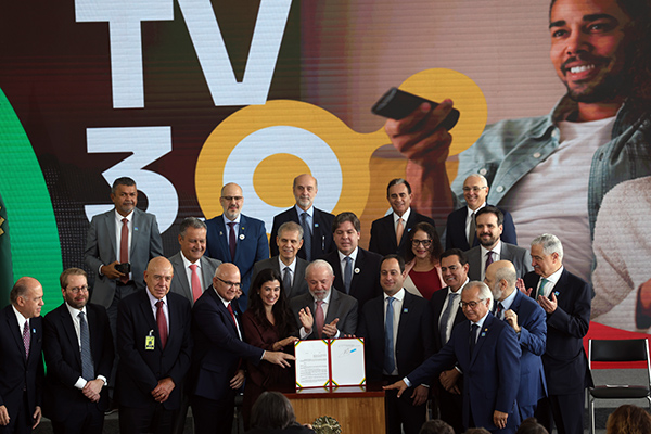 O governo de Luiz Inácio Lula da Silva (PT) anunciou nesta quarta-feira (27) a chamada TV 3.0, a ampliação de recursos disponíveis para a TV aberta O governo de Luiz Inácio Lula da Silva (PT) anunciou nesta quarta-feira (27) a chamada TV 3.0, a ampliação de recursos disponíveis para a TV aberta