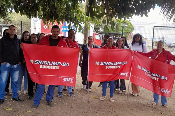 Manifestação dos profissionais de asseio e conservação em Vitória da Conquista Manifestação dos profissionais de asseio e conservação em Vitória da Conquista