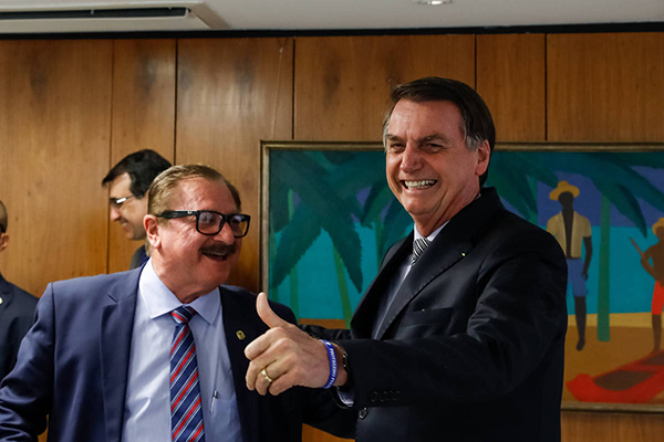 Em 2019, o então secretário Assuntos Fundiários, Nabhan Garcia, e Jair Bolsonaro Em 2019, o então secretário Assuntos Fundiários, Nabhan Garcia, e Jair Bolsonaro
