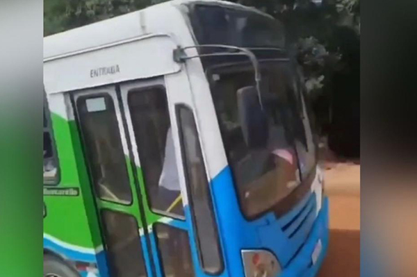 Ônibus escolar da cidade de Maraú