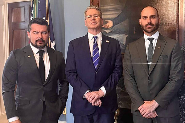 Da esq. para a dir. Paulo Figueiredo, Scott Bessent e Eduardo Bolsonaro em Washington Da esq. para a dir. Paulo Figueiredo, Scott Bessent e Eduardo Bolsonaro em Washington