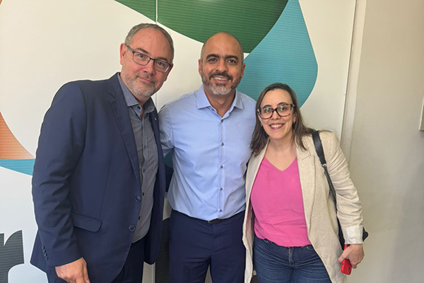 Ao centro, o porta-voz estadual da Rede, Marcelo Carvalho, com a presidente nacional do PSOL, Paula Coradi, e porta-voz nacional da Rede, Paulo Lamac