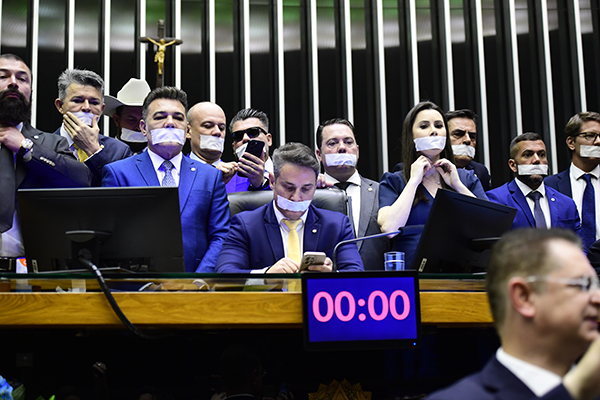 Deputados da oposição fazem ato em plenário da Câmara contra a prisão de Bolsonaro