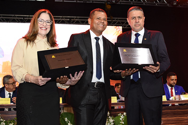 A deputada federal Rogéria Santos (Republicanos-BA) foi homenageada na noite de quinta-feira (7), em Itabuna (BA) A deputada federal Rogéria Santos (Republicanos-BA) foi homenageada na noite de quinta-feira (7), em Itabuna (BA)