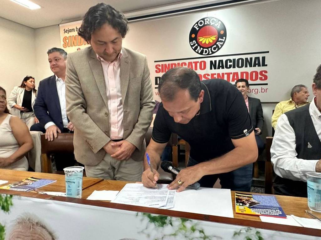 Milton Cavalo, presidente do Sindnapi, e Fausto Jr., do Dieese, assinam convênio para medir índice de custo de vida dos idosos