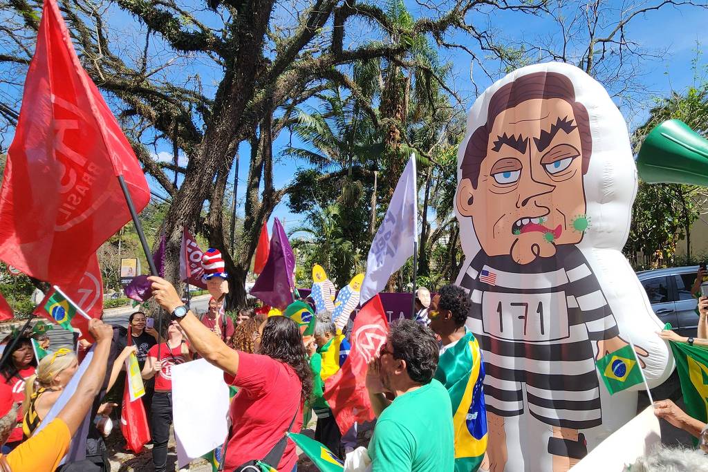 Integrantes do MTST protestam com cartazes, vuzulezas e boneco inflável de Bolsonaro presidiário em frente à sede do PL em São Paulo