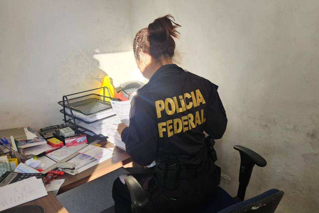 Policial federal analisa documentos em ação que mira supostos desvios de recursos da saúde no Rio Policial federal analisa documentos em ação que mira supostos desvios de recursos da saúde no Rio