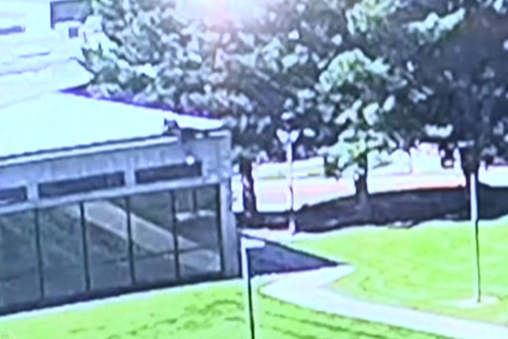 Vídeo mostra suspeito de matar Charlie Kirk pulando de telhado em universidade de Utah