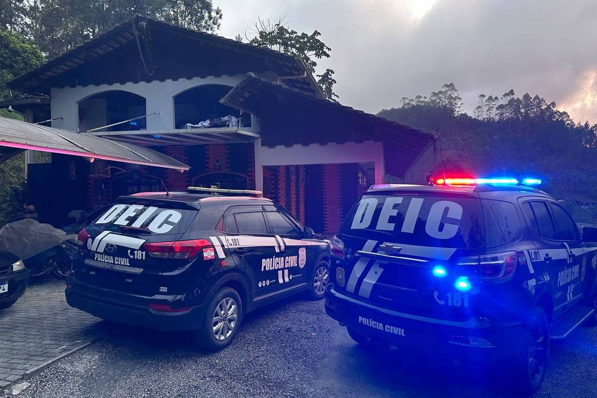 A Polícia Civil cumpriu cinco mandados de busca e apreensão em uma operação contra suspeitos de ameaçar o governador de Santa Catarina, Jorginho Mello (PL)