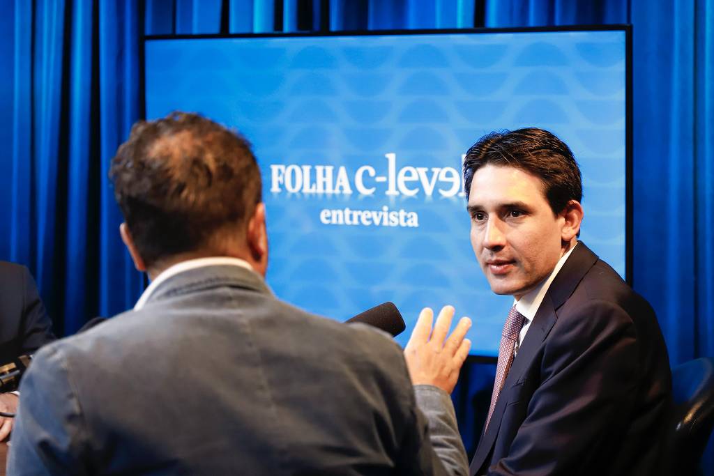 O ministro Silvio Costa Filho conversa com o repórter André Borges durante o C-Level Entrevista