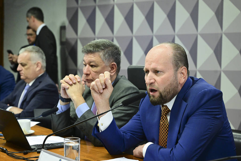 O advogado Nelson Wilians (à direita) durante oitiva na CPI do INSS, ao lado do presidente do colegiado, Carlos Viana (Podemos-MG)