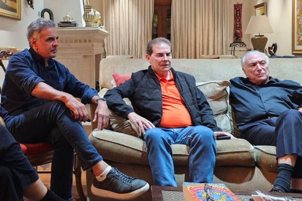 A partir da esq., o deputado Aécio Neves, o relator da anistia, Paulinho da Força, e o ex-presidente Michel Temer 