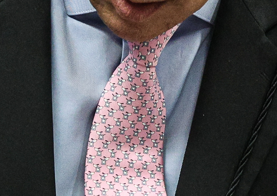 Detalhe da gravata usada por Moraes no terceiro dia de julgamento que pode condenar Bolsonaro Detalhe da gravata usada por Moraes no terceiro dia de julgamento que pode condenar Bolsonaro