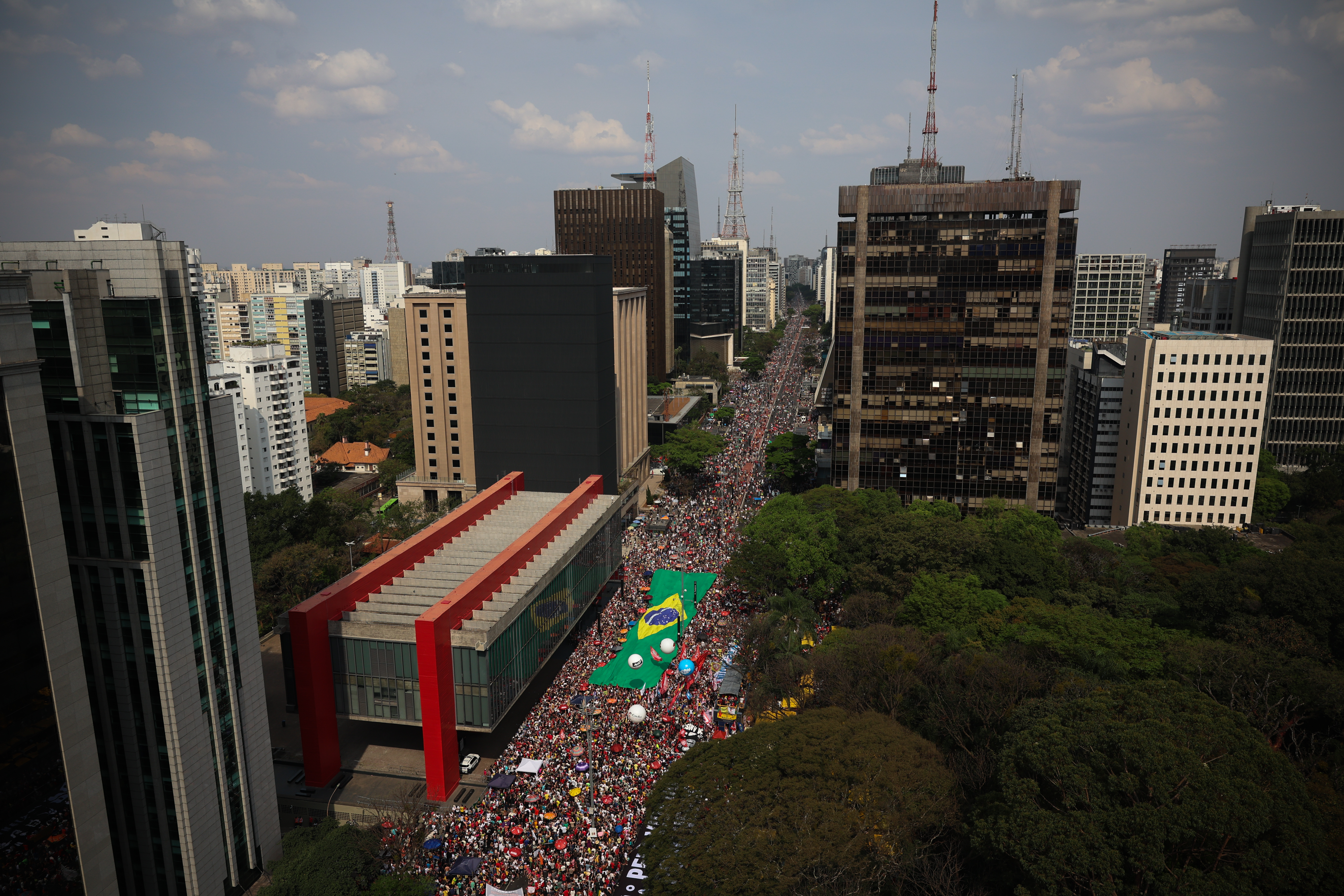 Bandeira do Brasil é estendida em frente ao Masp durante ato