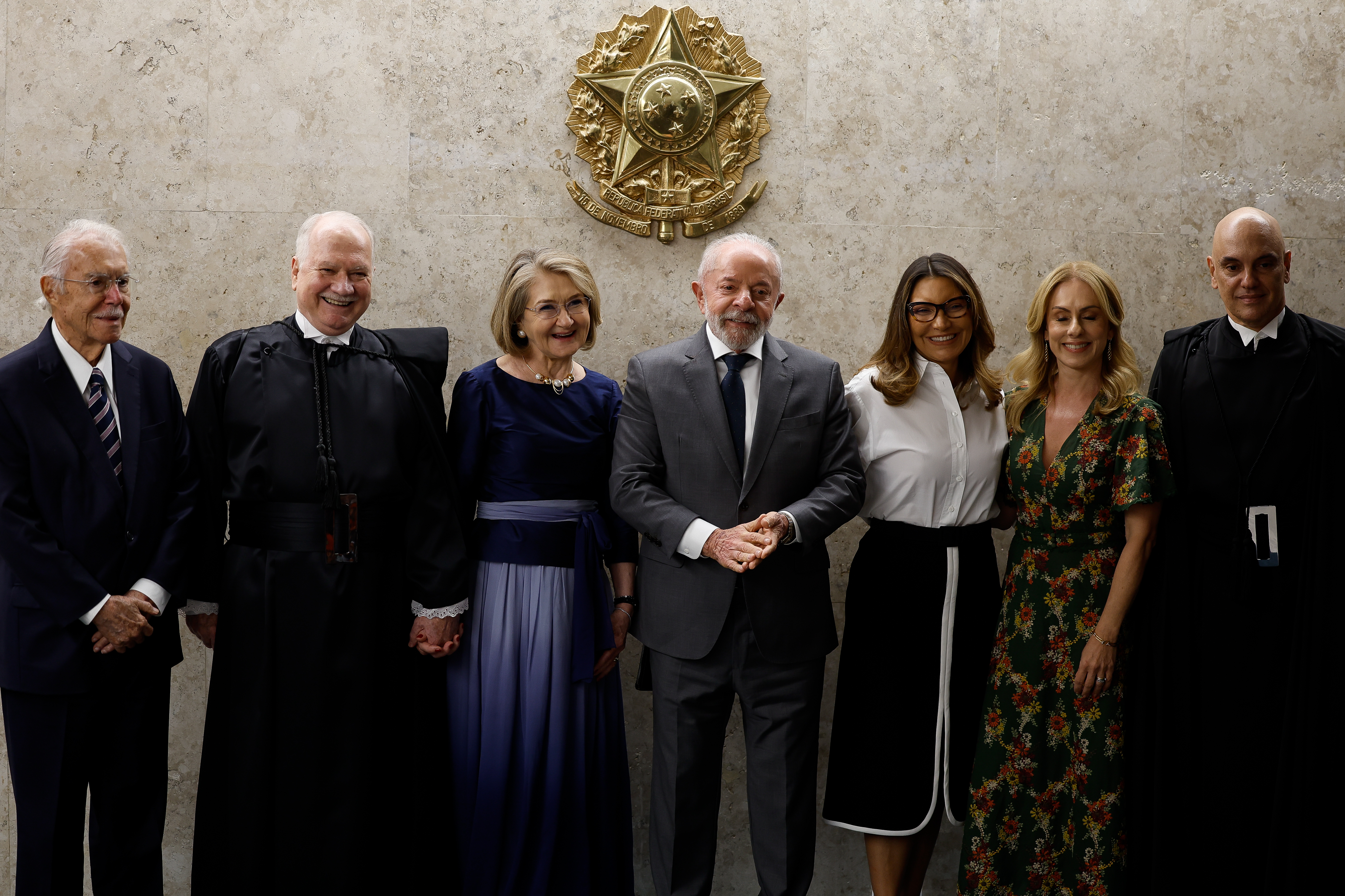 O ex-presidente José Sarney, o ministro Edson Fachin com a mulher, Rosana Girardi Fachin, o presidente Lula (PT) com a primeira-dama, Janja, e o casal Viviane Barci e o ministro Alexandre de Moraes
